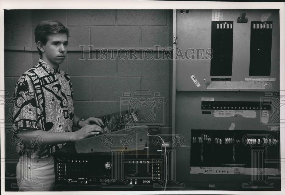 1993 Press Photo Adam Janny, Oconomowoc High School, light and sound technician - Historic Images