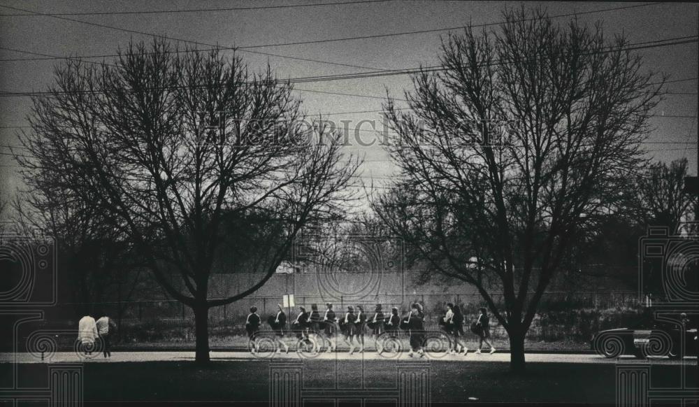1987 Press Photo Oconomowoc, Wisconsin High School cheerleaders on parade - Historic Images
