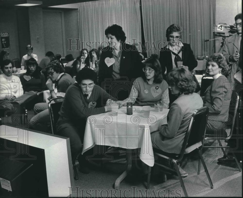 1984 Press Photo Supporters of Presidential Candidate Gary Hart in Wisconsin - Historic Images