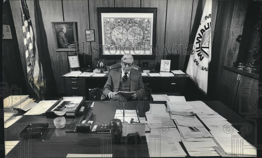 1983 Press Photo William O&#39;Donnell, County Executive, in His Office in Wisconsin - Historic Images