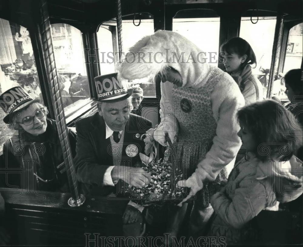 1988 Press Photo County Executive William O&#39;Donnell &amp; Wife Trolley County Trip - Historic Images