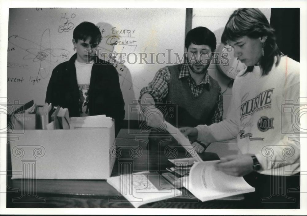 1991 Press Photo Bob Blersch, Teacher at Oconomowoc High School, with Students - Historic Images