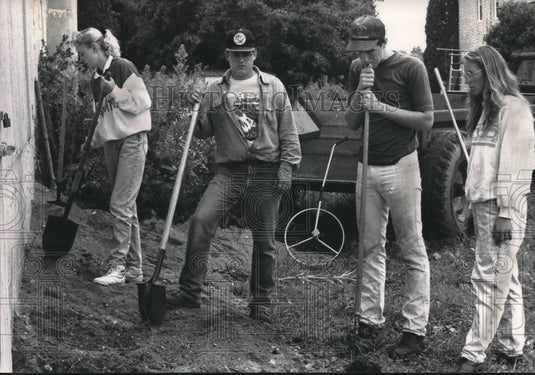 1992 Press Photo Oconomowoc Students Put More Fill in Around Barn in Wisconsin - Historic Images