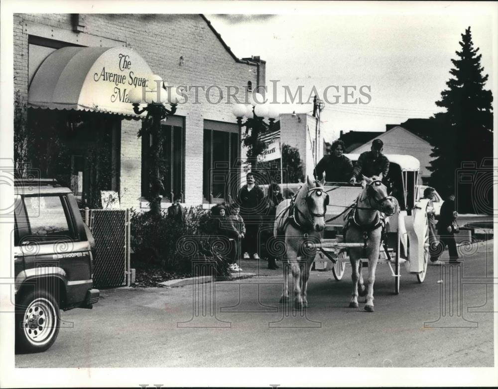 1989 Press Photo Christmas Shoppers On Carriage Ride in Oconomowoc Shopping Area - Historic Images