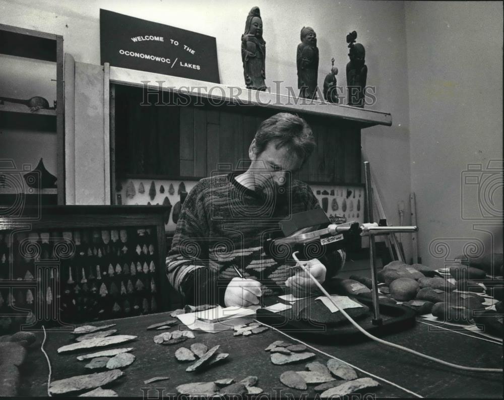 1989 Press Photo John Kolberg sorts collection of Oconomowoc Indian arrowheads - Historic Images