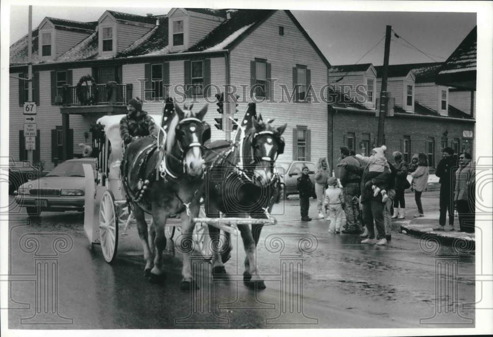 1992 Press Photo Santa Claus waves at Christmas parade, Oconomowoc, Wisconsin. - Historic Images