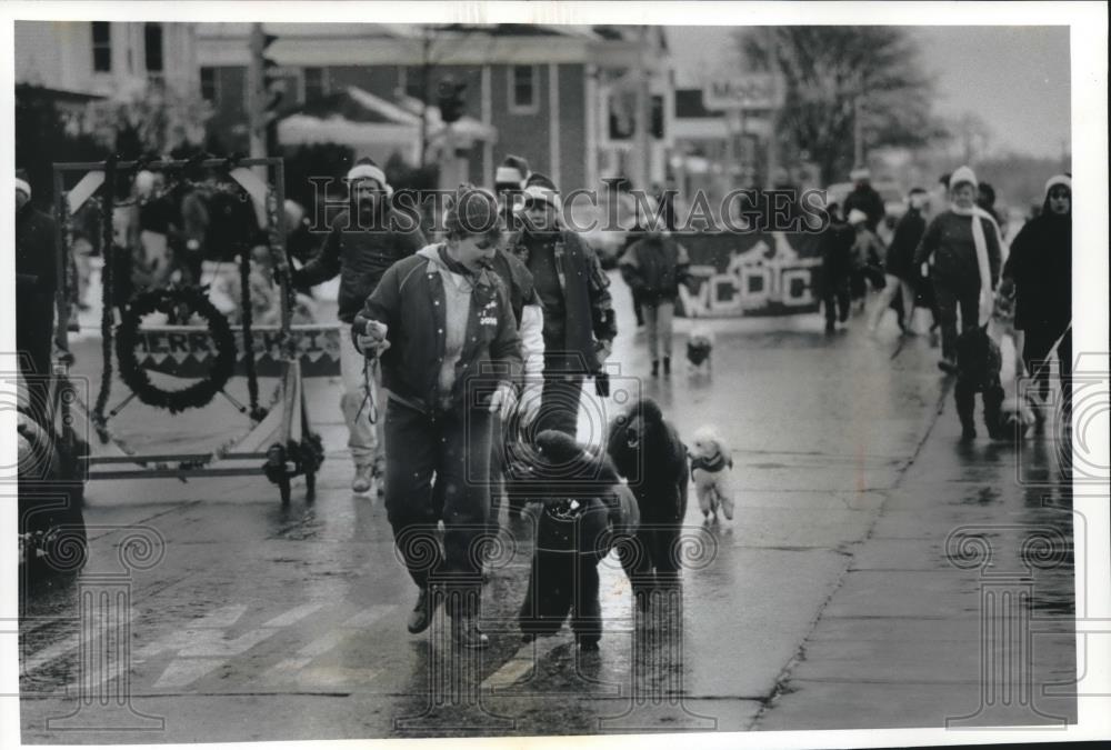 1992 Press Photo Western Waukesha Dog Club in Oconomowocs Christmas parade. - Historic Images