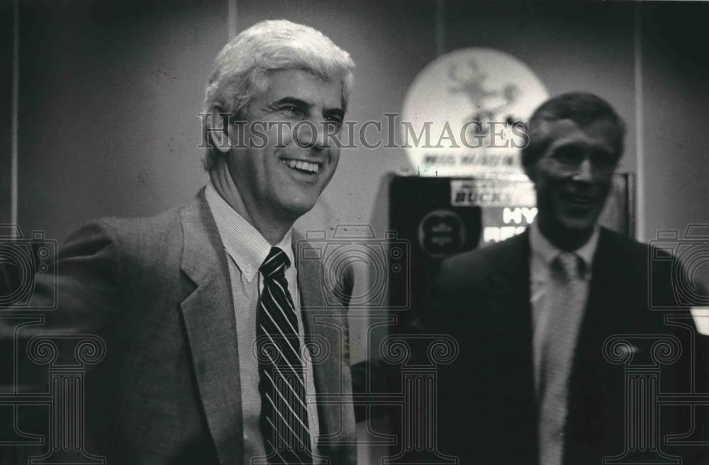 1988 Press Photo Del Harris gets pat on back from Marquette coach Bob Dukiet. - Historic Images