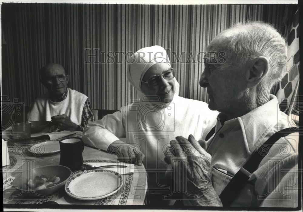 1990 Press Photo Sister Beatrice, Little Sisters of the Poor, Glen McCustlend - Historic Images