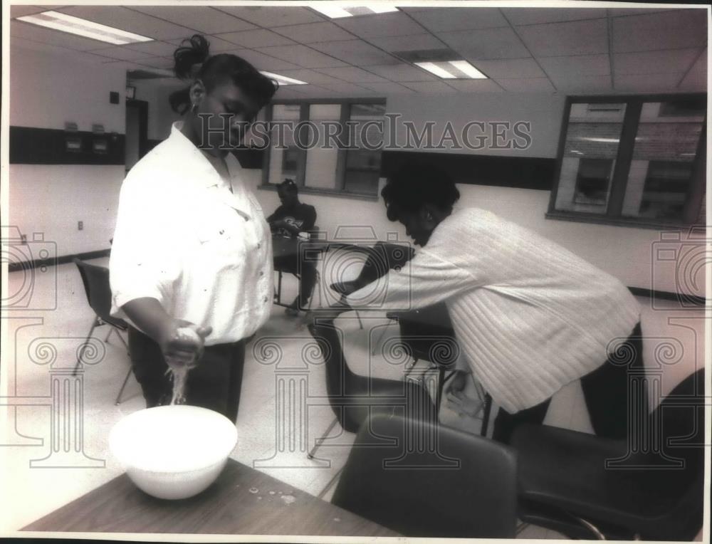 1993 Press Photo Lisa Parker, Keisha Carter, Hillside Terrace cleans club tables - Historic Images