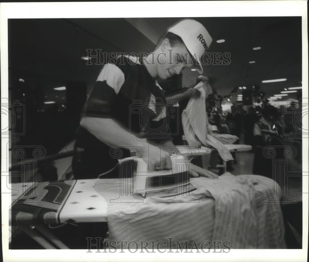 1993 Press Photo Bryan Koutsky wins contest at Fall Bridal Fair at Northridge - Historic Images