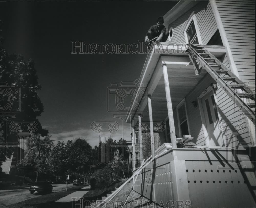 1994 Press Photo Rich Hennecke works on homes porch reconstruction - mjb66735 - Historic Images