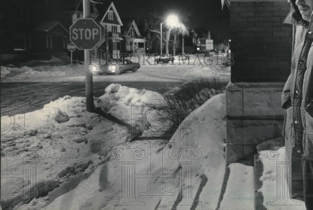 1985 Press Photo Homeless man at already full Milwaukee shelter - mjb66738 - Historic Images