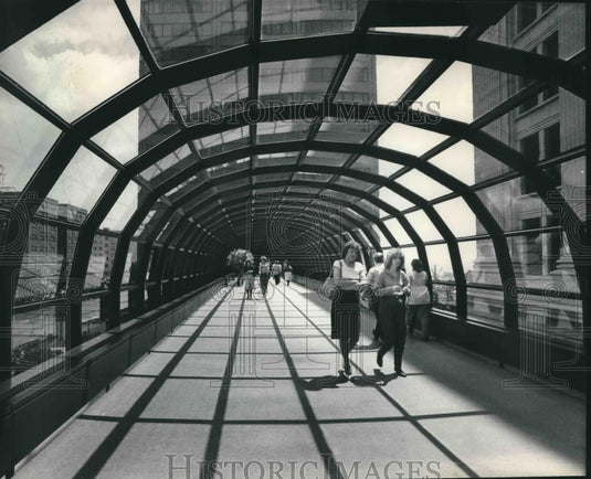 1984 Press Photo Skywalk connects Northwestern Mutual Life buildings new and old - Historic Images