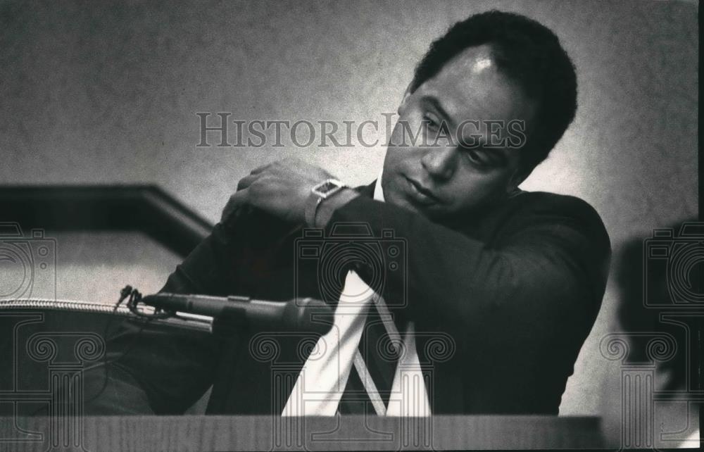 1992 Press Photo State Senator Gary R. George makes gestures during his trial - Historic Images