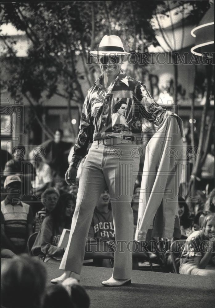 1992 Press Photo Joe Caprez in Leisure Suit Contest at Northridge Mall - Historic Images