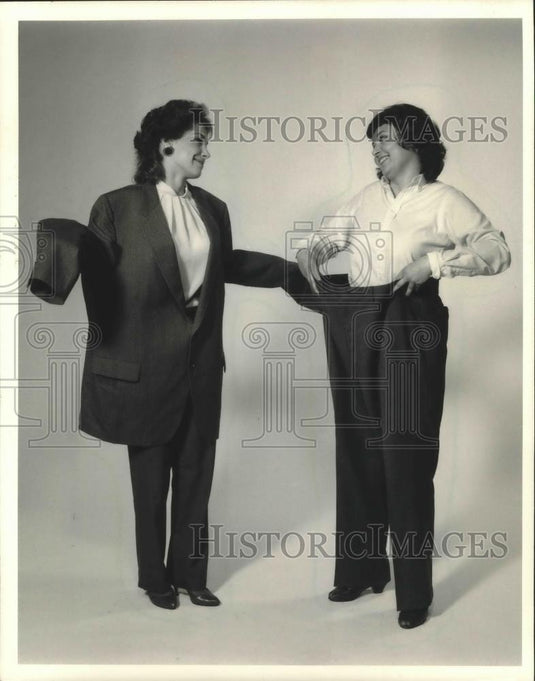 1986 Press Photo Diane Dettlaff and Marilyn Baker model a suit to give to loser - Historic Images