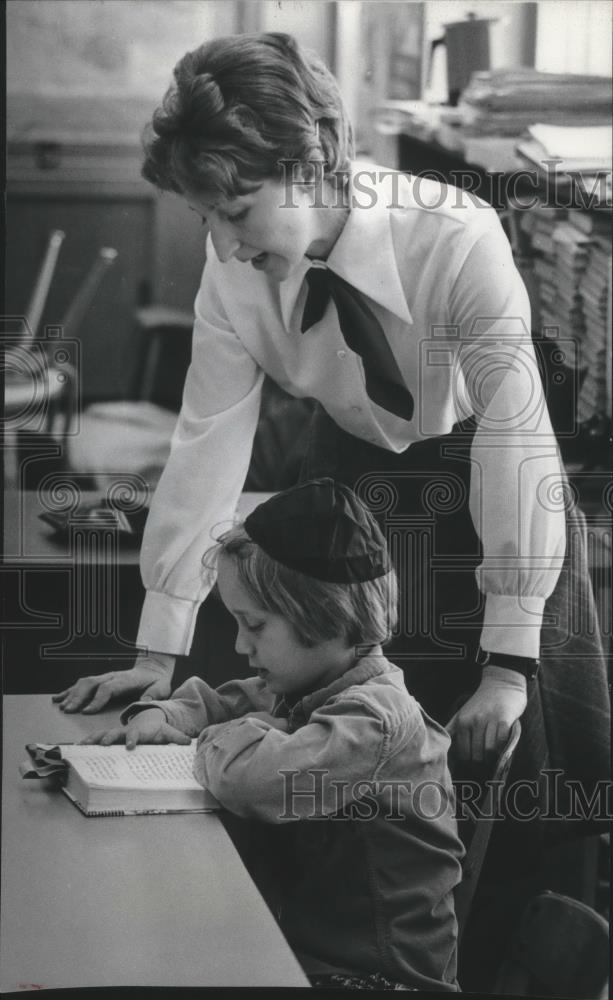 1977 Press Photo Teacher Bat-Sheua Weinreb and Joshua Dorf with morning prayers - Historic Images