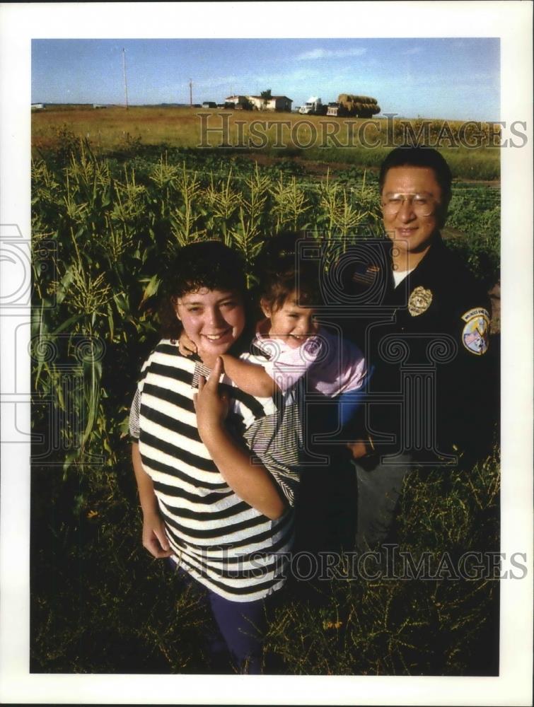 1993 Press Photo Family in field in South Dakota near Wounded Knee - mjb67052 - Historic Images