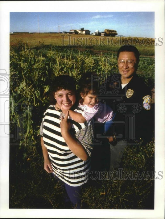 1993 Press Photo Family in field in South Dakota near Wounded Knee - mjb67052 - Historic Images
