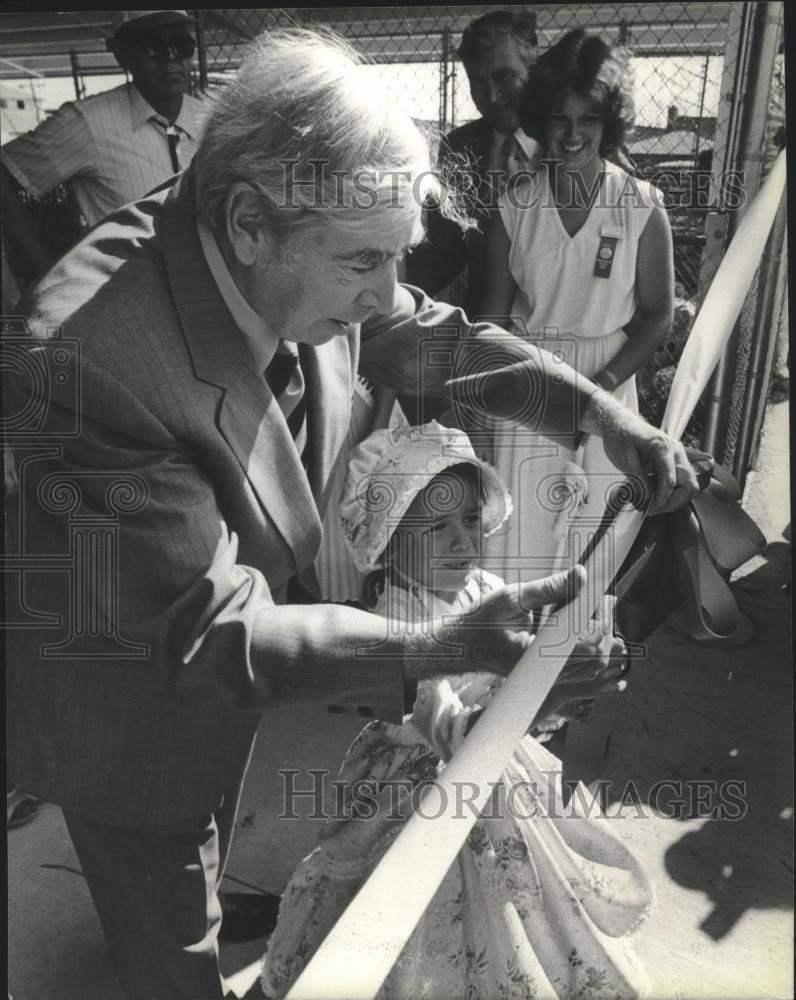 1979 Press Photo Milwaukee County Executive O&#39;Donnell State Fair Ribbon Cutting - Historic Images