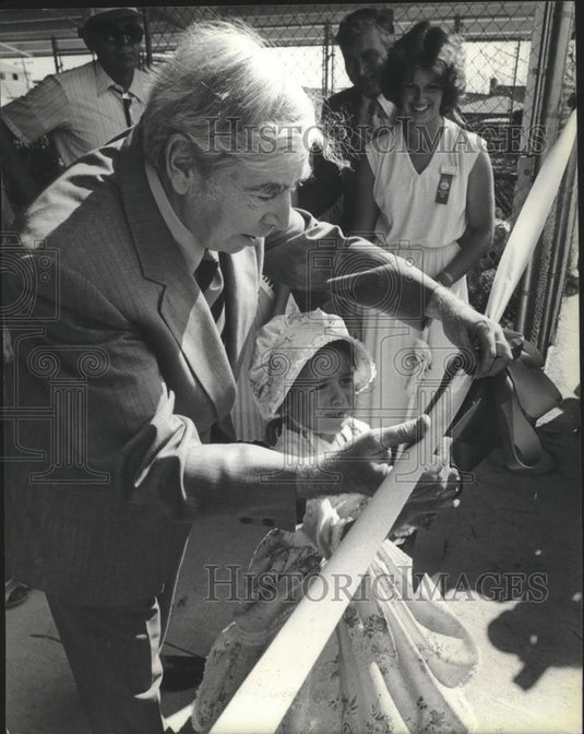1979 Press Photo Milwaukee County Executive O'Donnell State Fair Ribbon Cutting - Historic Images