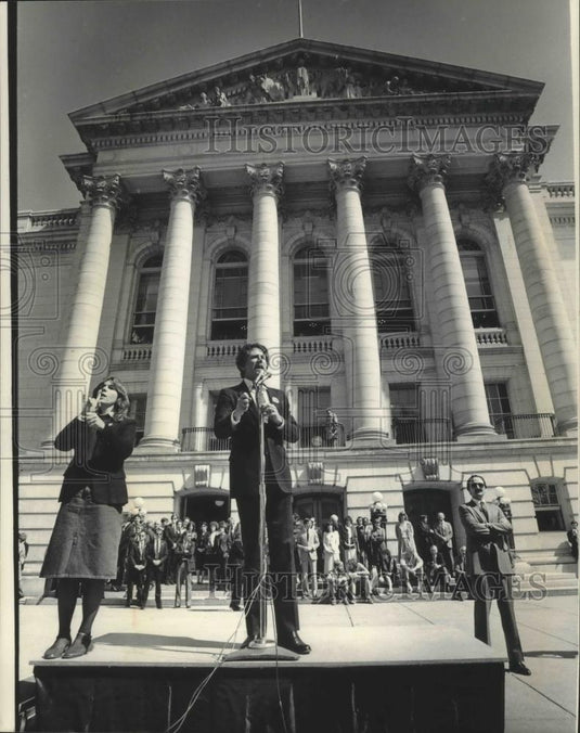 1984 Press Photo Senator Gary Hart Talks On Steps of The Capitol In Madison - Historic Images