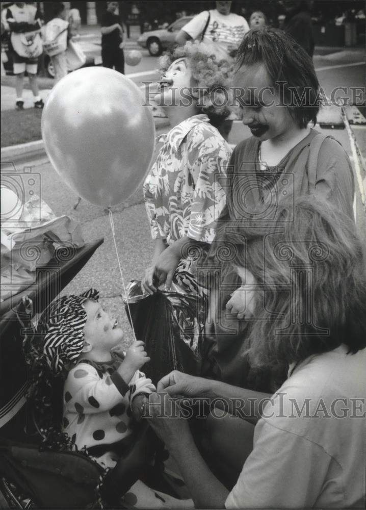 1994 Press Photo Fun Day Festival, Oconomowoc, Ashley Johnson with balloon - Historic Images