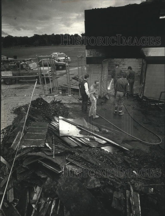 1990 Press Photo Oconomowoc High School athletic building damaged in fire - Historic Images