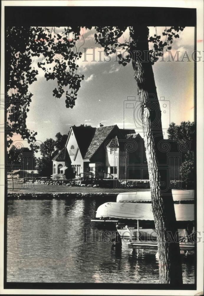 1992 Press Photo Oconomowoc Lake Homes, Wisconsin - mjb67157 - Historic Images