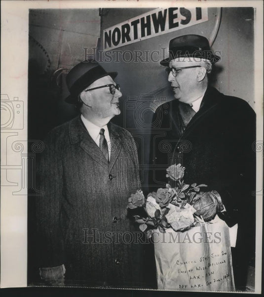 Press Photo John Reynolds and Dr. Fred Harrington 2 Badger Fans - mjb67163 - Historic Images