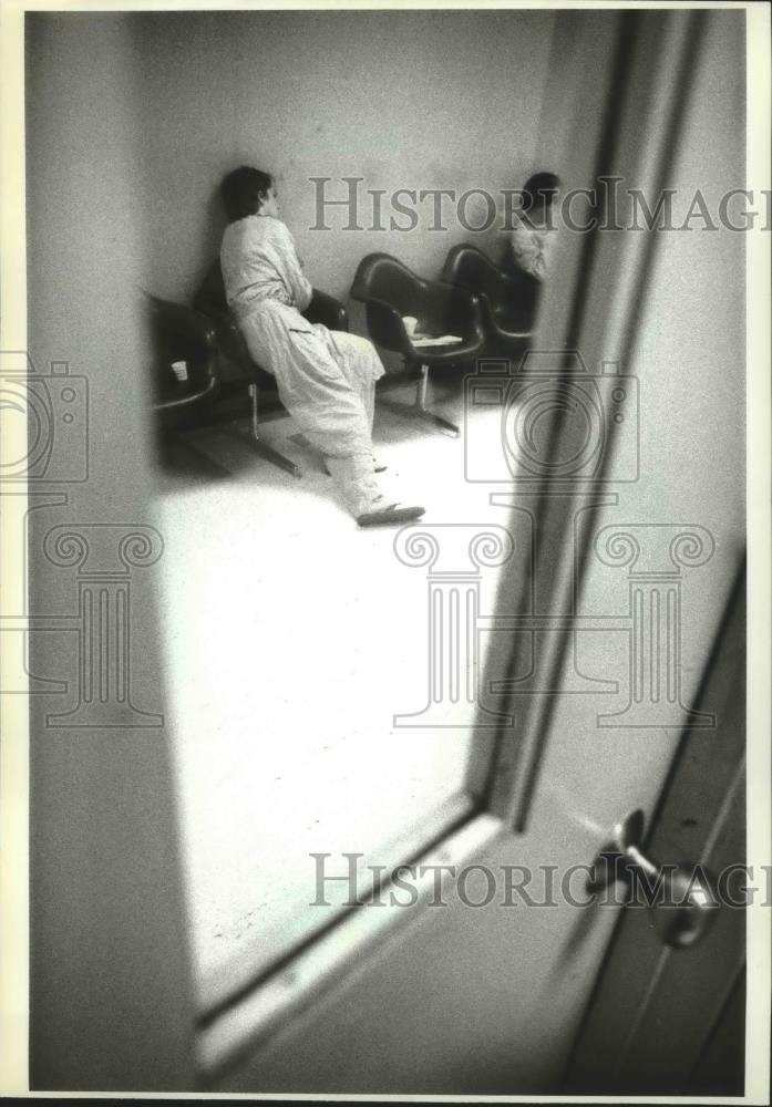 1984 Press Photo A patient waited at New York&#39;s Bellevue Hospital - mjb67202 - Historic Images