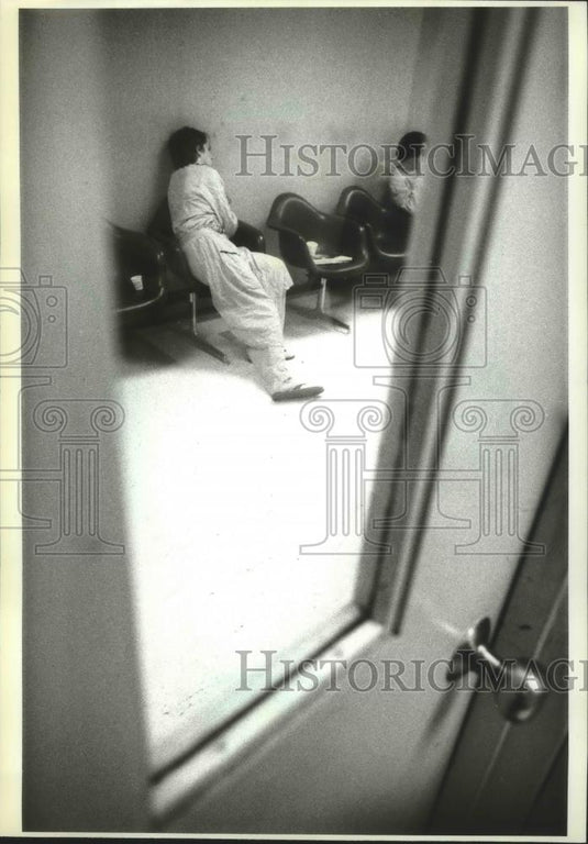 1984 Press Photo A patient waited at New York's Bellevue Hospital - mjb67202 - Historic Images
