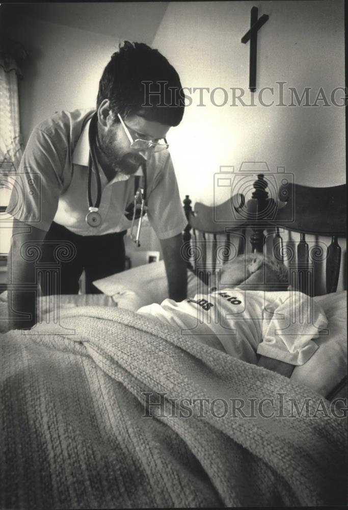 1987 Press Photo Nurse Terry Hess cares for Lon Russell - mjb67277 - Historic Images