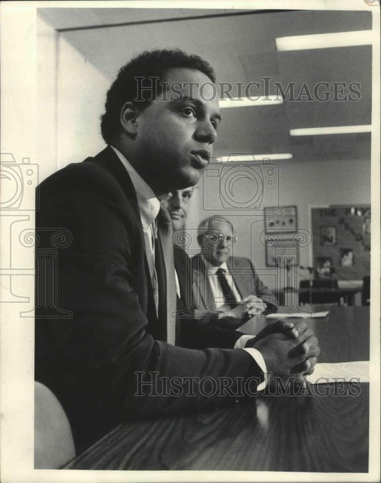 1986 Press Photo Gary George talks at West Allis-West Milwaukee schools - Historic Images