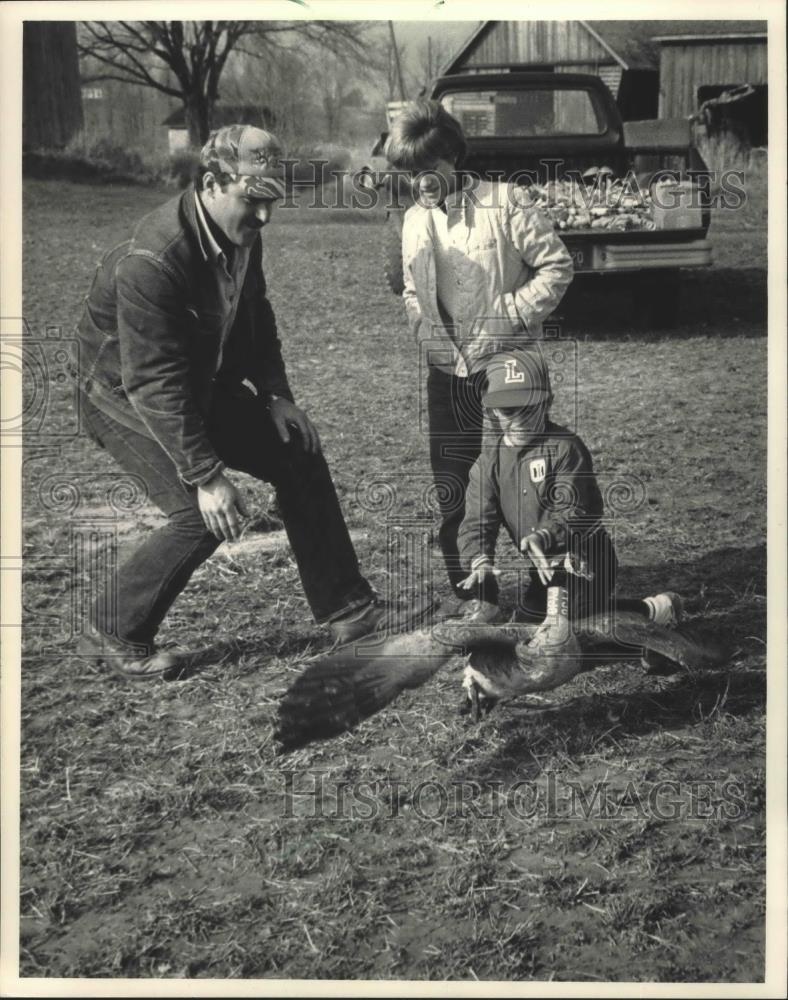 1986 Press Photo Danny O&#39;Connor release goose with wildlife manager Bill Ishmael - Historic Images