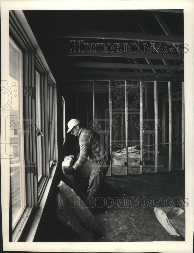 1991 Press Photo Ken Diener, Wisconsin Insulation, in Five Fields home, Pewaukee - Historic Images