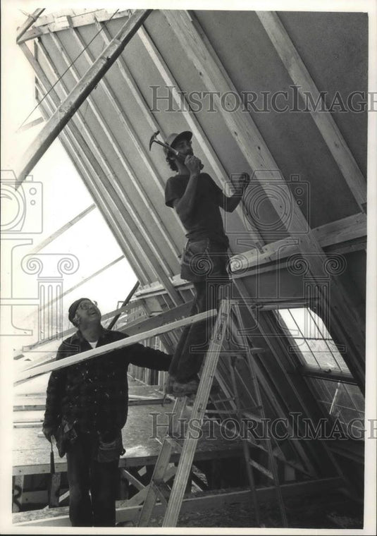 1989 Press Photo Carpenters Herb and Robert Gliniecki at building in Brookfield - Historic Images