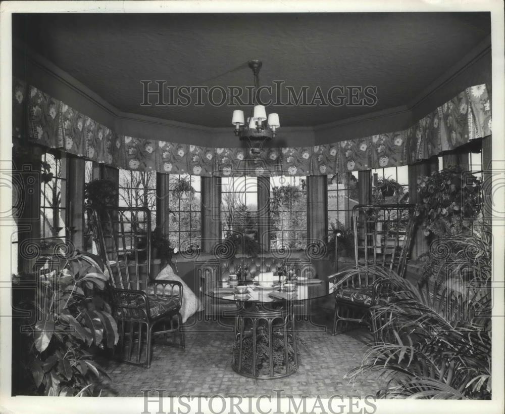 1983 Press Photo Gordon and Helen Harrison home greenery in sun room, Milwaukee. - Historic Images