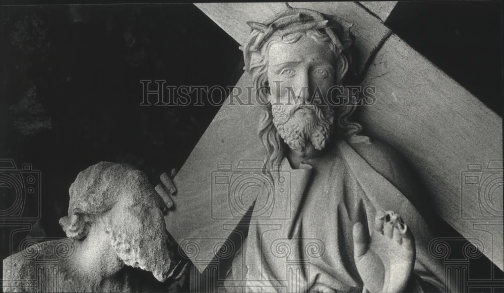 1992 Press Photo Fund drive to repair stations of the cross at Holy Hill - Historic Images