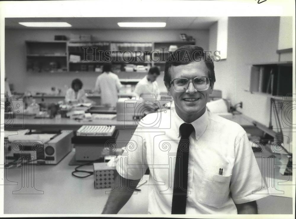 1988 Press Photo David J. Hassemer of State Laboratory of hygiene Madison - Historic Images