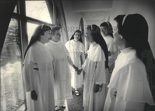 1984 Press Photo Nuns Gather to Discuss Their Day, Milwaukee - mjb67544 - Historic Images
