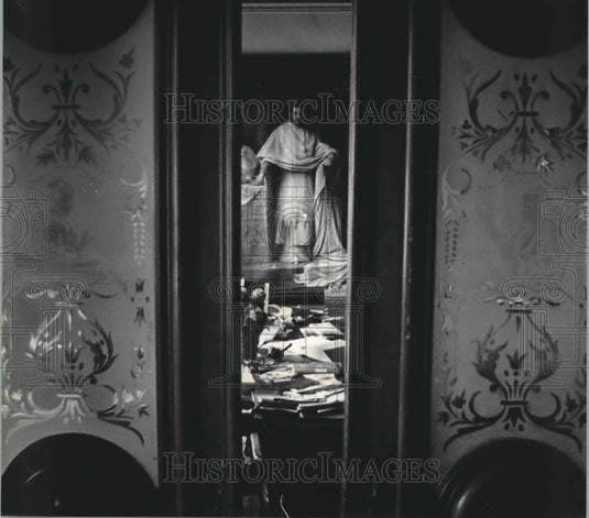 1985 Press Photo Etched windows with sliding doors reveal painting, Wisconsin. - Historic Images
