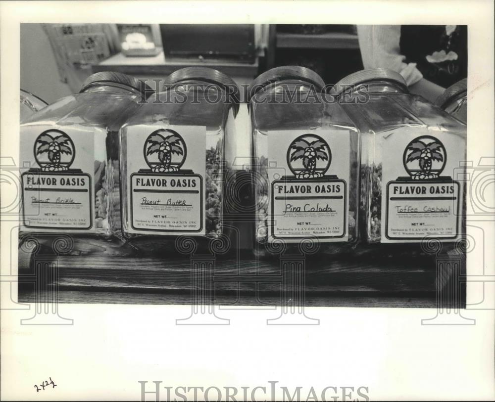 1984 Press Photo Jars of flavored popcorn, Flavor Oasis, Milwaukee, Wisconsin - Historic Images