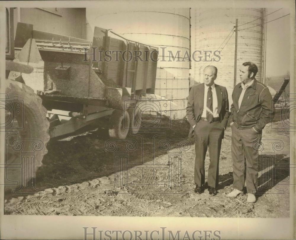 1976 Press Photo Gerald Ford visiting man during Milwaukee and Wisconsin visit. - Historic Images