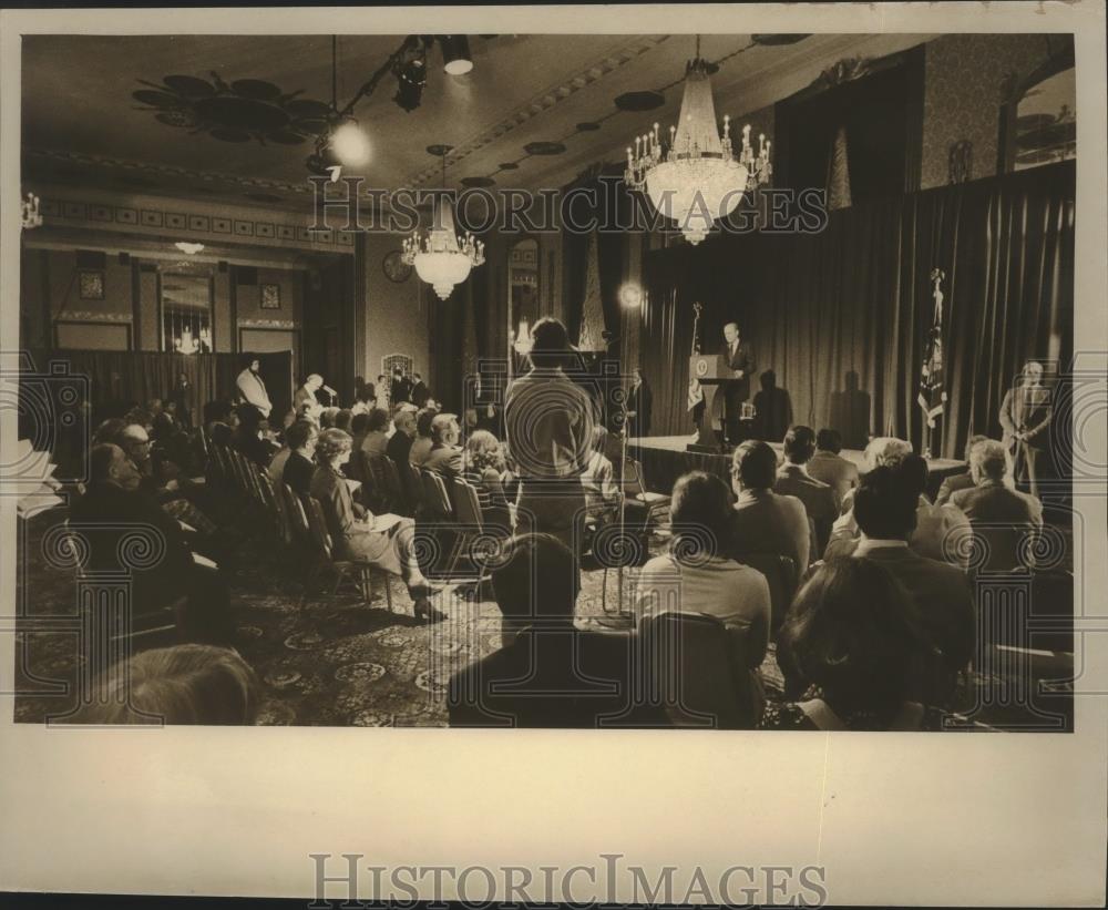 1976 Press Photo Gerald Ford speaking to people during visit, Milwaukee. - Historic Images