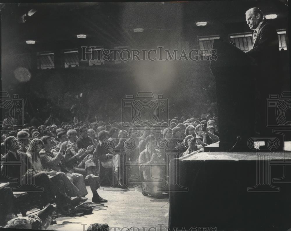 1976 Press Photo President Ford addressing Education Association, Milwaukee. - Historic Images