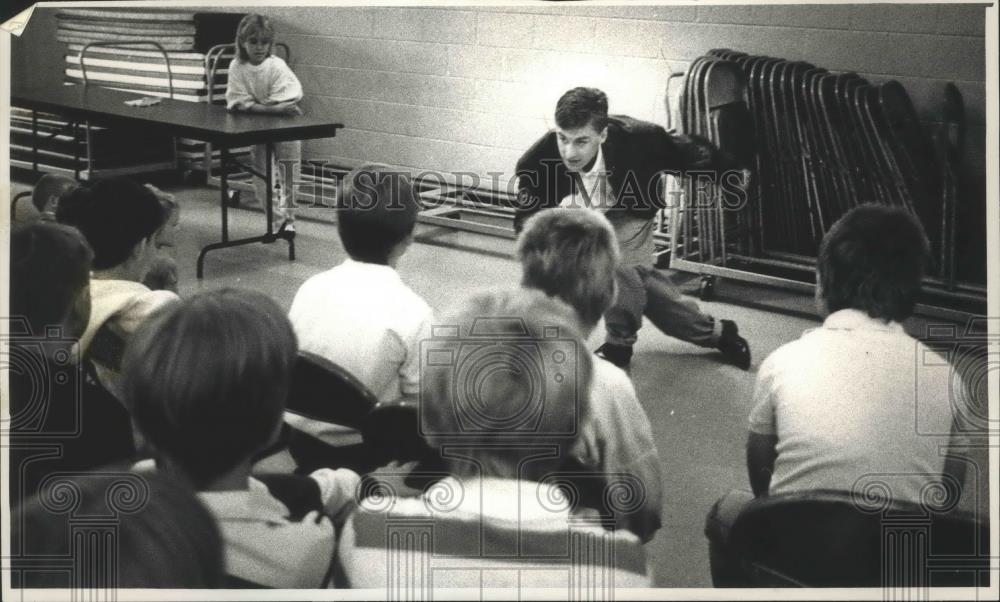 1988 Press Photo Olympic Ice Skater Eric Flaim with Students at Saint Paul&#39;s. - Historic Images