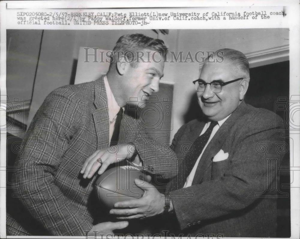 1981 Press Photo Pappy Waldorf greets new Univ. of Calif. coach Pete Elliott. - Historic Images