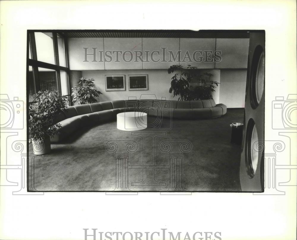 1981 Press Photo Waiting room at Froedtert Memorial Lutheran Hospital - Historic Images